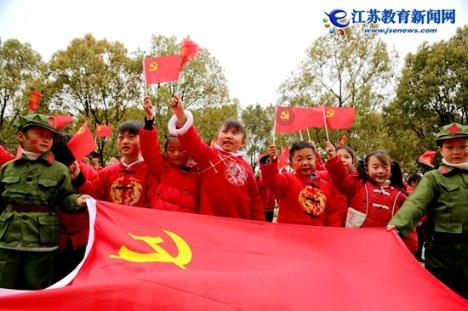 她哭了！蔡卓妍钟欣潼同框献唱：红裙翩翩，美得不可方物！